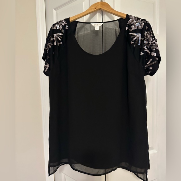 Decree Tops - Decree sequins short sleeve top. Front lined, 100% polyester